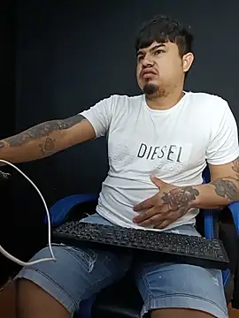 Snapshot of DickMasterfindom chatting on 06/20/26, 02:58 DickMasterfindom online show from 06/20/26, 02:58