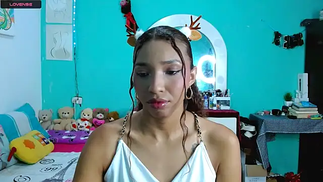 Snapshot of sensitive_brunette chatting on 12/20/25, 12:51 sensitive brunette online show from 12/20/25, 12:51