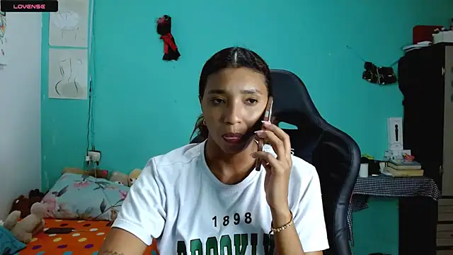 Snapshot of sensitive_brunette chatting on 02/13/26, 12:50 sensitive brunette online show from 02/13/26, 12:50