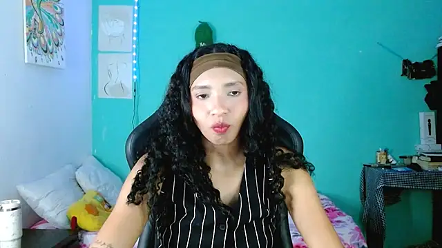 Snapshot of sensitive_brunette chatting on 04/23/26, 01:51 sensitive brunette online show from 04/23/26, 01:51