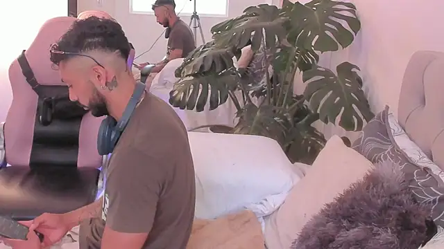 Snapshot of Tom_cooper_ chatting on 11/22/25, 01:32 Tom cooper online show from 11/22/25, 01:32