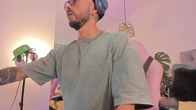 Snapshot of Tom_cooper_ chatting on 11/25/25, 01:11 Tom cooper online show from 11/25/25, 01:11