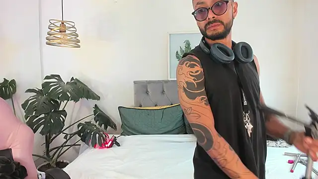 Snapshot of Tom_cooper_ chatting on 11/27/25, 01:02 Tom cooper online show from 11/27/25, 01:02