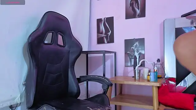 Snapshot of karla_cutesweet chatting on 11/16/25, 10:54 karla cutesweet online show from 11/16/25, 10:54