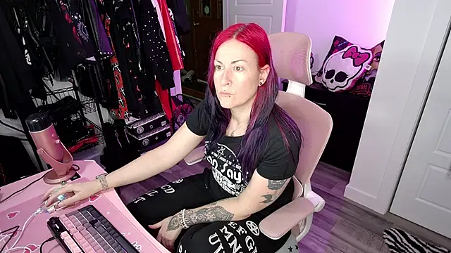 Snapshot of gennyrock chatting on 10/14/25, 11:27 gennyrock online show from 10/14/25, 11:27