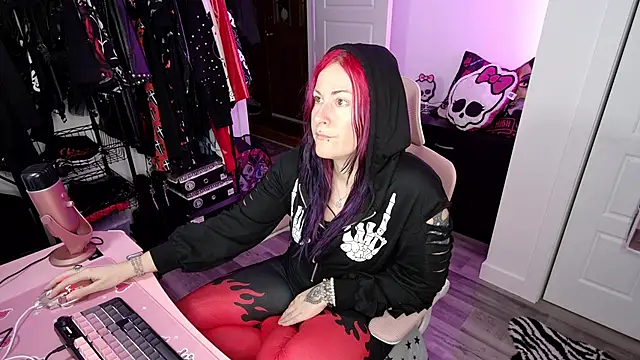 Snapshot of gennyrock chatting on 10/22/25, 11:15 gennyrock online show from 10/22/25, 11:15