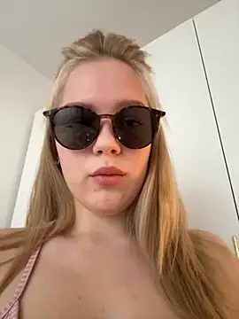 Snapshot of Little_Forest_ELF chatting on 10/31/25, 11:44 Little Forest ELF online show from 10/31/25, 11:44