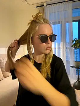 Snapshot of Little_Forest_ELF chatting on 11/10/25, 11:53 Little Forest ELF online show from 11/10/25, 11:53