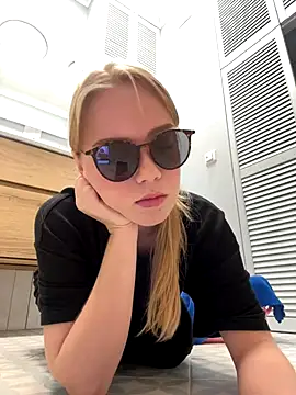 Snapshot of Little_Forest_ELF chatting on 11/14/25, 10:14 Little Forest ELF online show from 11/14/25, 10:14