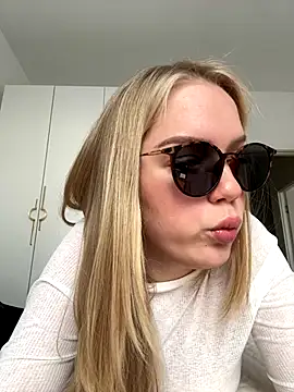 Snapshot of Little_Forest_ELF chatting on 11/15/25, 08:33 Little Forest ELF online show from 11/15/25, 08:33