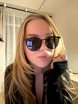 Snapshot of Little_Forest_ELF chatting on 11/19/25, 06:19 Little Forest ELF online show from 11/19/25, 06:19