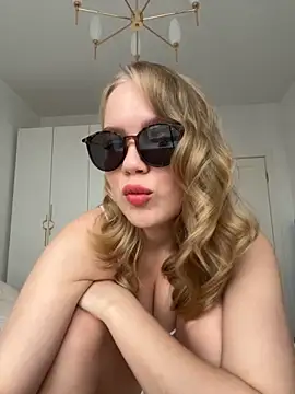 Snapshot of Little_Forest_ELF chatting on 11/20/25, 10:15 Little Forest ELF online show from 11/20/25, 10:15