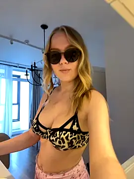 Snapshot of Little_Forest_ELF chatting on 11/23/25, 08:47 Little Forest ELF online show from 11/23/25, 08:47