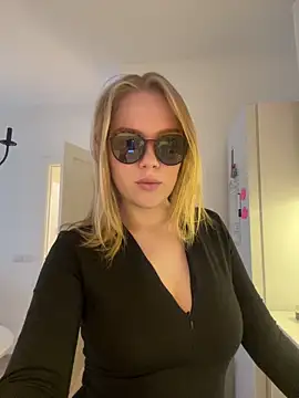 Snapshot of Little_Forest_ELF chatting on 12/05/25, 06:44 Little Forest ELF online show from 12/05/25, 06:44