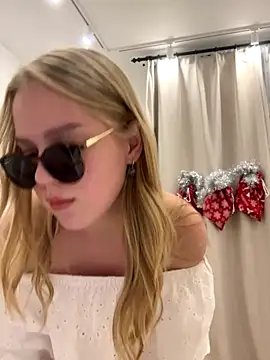 Snapshot of Little_Forest_ELF chatting on 12/14/25, 03:06 Little Forest ELF online show from 12/14/25, 03:06