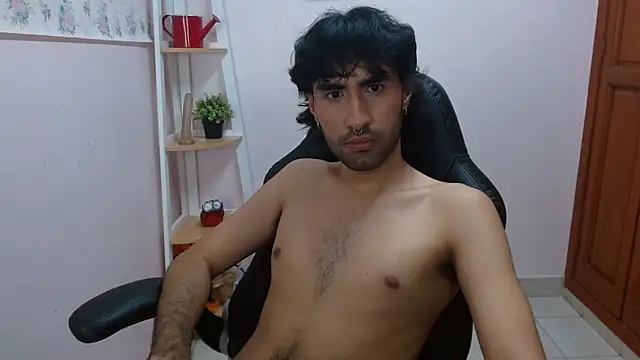 Snapshot of MilanZaire chatting on 12/18/24, 06:43 MilanZaire online show from 12/18/24, 06:43