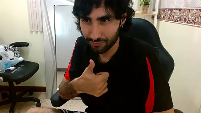 Snapshot of MilanZaire chatting on 01/08/25, 04:02 MilanZaire online show from 01/08/25, 04:02