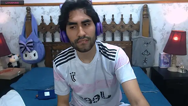 Snapshot of MilanZaire chatting on 03/03/25, 02:04 MilanZaire online show from 03/03/25, 02:04