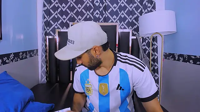 Snapshot of MilanZaire chatting on 10/23/25, 12:43 MilanZaire online show from 10/23/25, 12:43