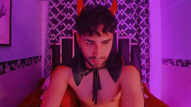 Snapshot of MilanZaire chatting on 10/31/25, 06:31 MilanZaire online show from 10/31/25, 06:31