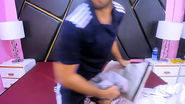 Snapshot of MilanZaire chatting on 11/08/25, 02:12 MilanZaire online show from 11/08/25, 02:12