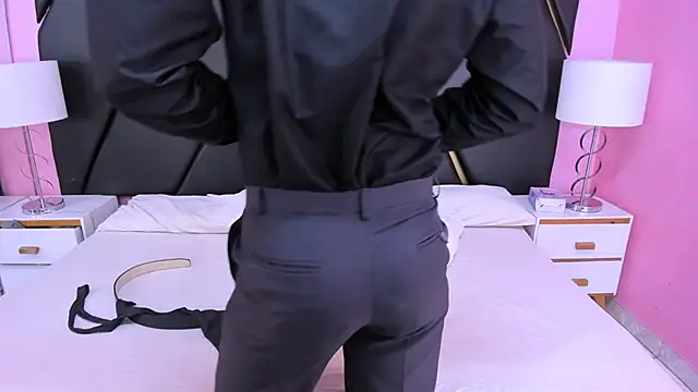 Snapshot of MilanZaire chatting on 11/15/25, 09:43 MilanZaire online show from 11/15/25, 09:43