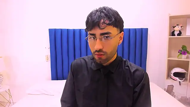 Snapshot of MilanZaire chatting on 11/28/25, 11:29 MilanZaire online show from 11/28/25, 11:29