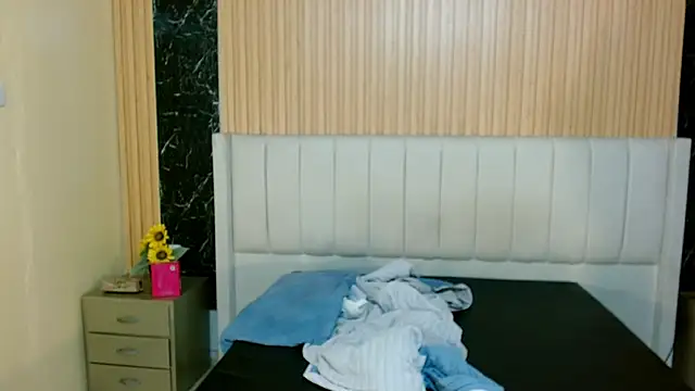 Snapshot of MilanZaire chatting on 12/05/25, 03:30 MilanZaire online show from 12/05/25, 03:30