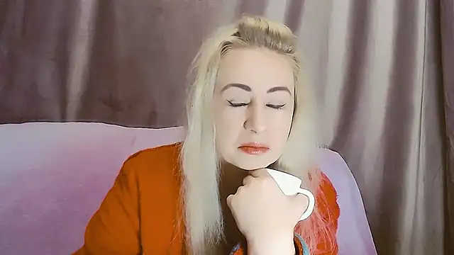 Snapshot of Olesya chatting on 12/18/25, 02:28 Olesya online show from 12/18/25, 02:28