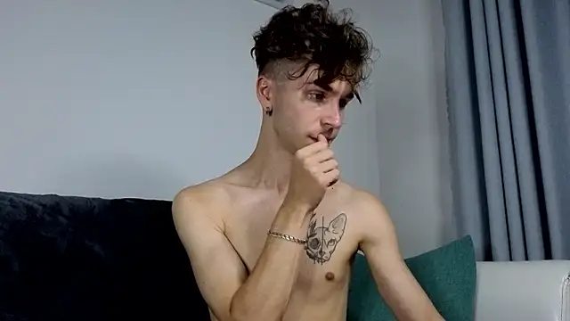 Joseph  Quinn online show from 02/04/26, 01:39