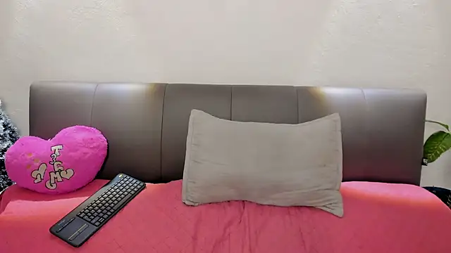 Snapshot of jessamond chatting on 12/16/25, 09:20 jessamond online show from 12/16/25, 09:20