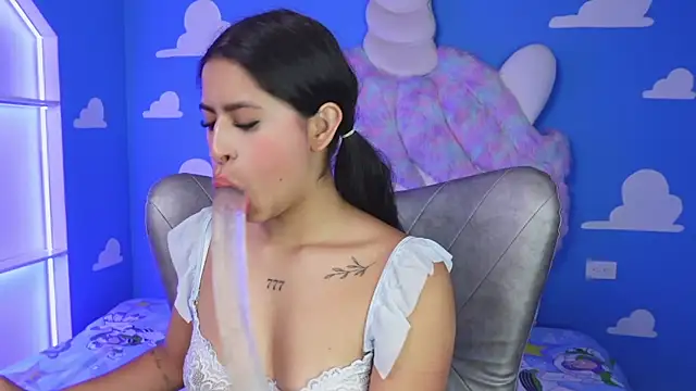 Snapshot of miss_romyna chatting on 11/18/25, 11:03 miss romyna online show from 11/18/25, 11:03