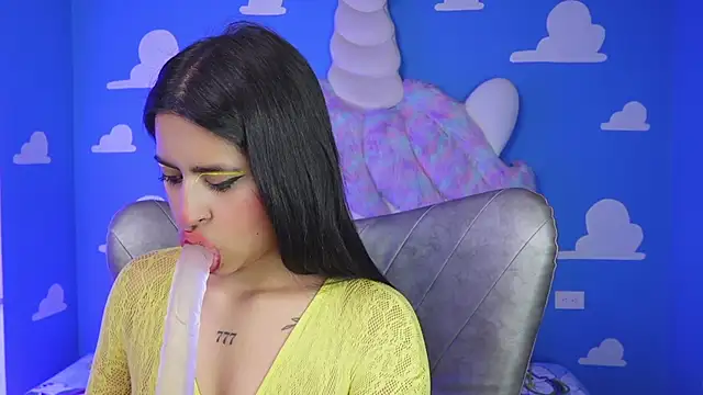 Snapshot of miss_romyna chatting on 12/15/25, 11:03 miss romyna online show from 12/15/25, 11:03