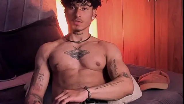 Snapshot of Thomas_Fit1 chatting on 09/19/25, 05:20 Thomas Fit1 online show from 09/19/25, 05:20