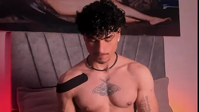 Snapshot of Thomas_Fit1 chatting on 11/28/25, 02:14 Thomas Fit1 online show from 11/28/25, 02:14