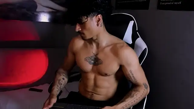 Snapshot of Thomas_Fit1 chatting on 04/20/26, 07:37 Thomas Fit1 online show from 04/20/26, 07:37