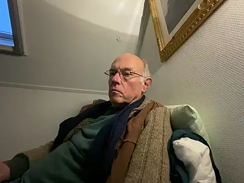 Snapshot of martxxxxx chatting on 12/27/24, 03:48 martxxxxx online show from 12/27/24, 03:48