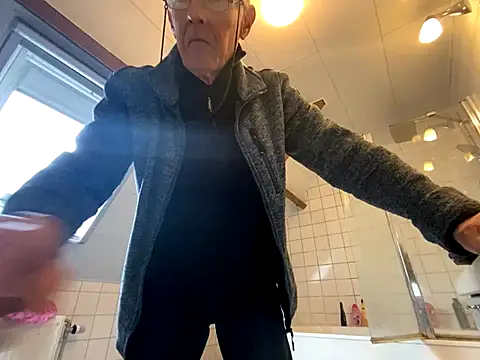 Snapshot of martxxxxx chatting on 12/22/25, 10:12 martxxxxx online show from 12/22/25, 10:12