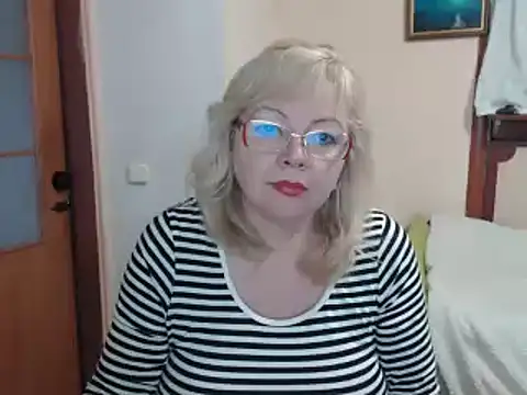 Snapshot of EvelynLoveShy chatting on 12/24/24, 08:11 EvelynLoveShy online show from 12/24/24, 08:11