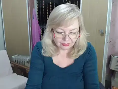 Snapshot of EvelynLoveShy chatting on 12/29/24, 02:31 EvelynLoveShy online show from 12/29/24, 02:31