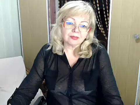 Snapshot of EvelynLoveShy chatting on 12/31/24, 07:51 EvelynLoveShy online show from 12/31/24, 07:51