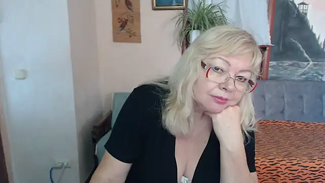 Snapshot of EvelynLoveShy chatting on 10/29/25, 09:11 EvelynLoveShy online show from 10/29/25, 09:11