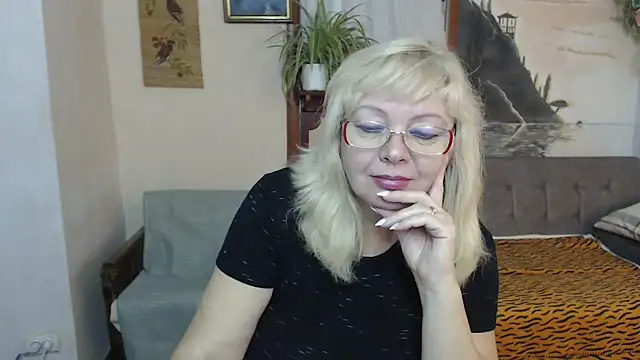 Snapshot of EvelynLoveShy chatting on 10/30/25, 07:03 EvelynLoveShy online show from 10/30/25, 07:03