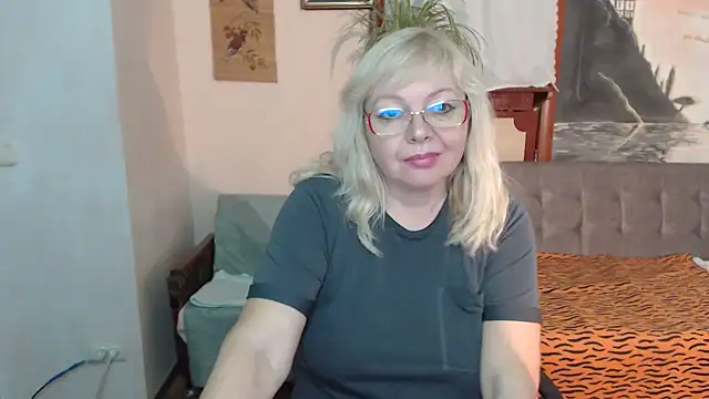 Snapshot of EvelynLoveShy chatting on 11/06/25, 09:37 EvelynLoveShy online show from 11/06/25, 09:37