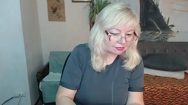 Snapshot of EvelynLoveShy chatting on 11/07/25, 05:02 EvelynLoveShy online show from 11/07/25, 05:02