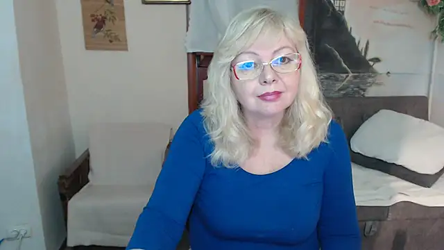 Snapshot of EvelynLoveShy chatting on 11/13/25, 05:45 EvelynLoveShy online show from 11/13/25, 05:45