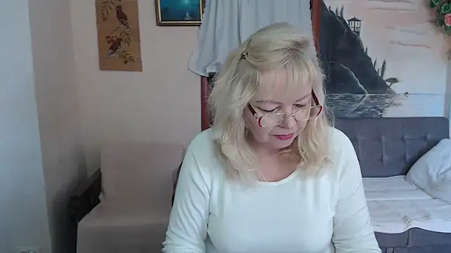 Snapshot of EvelynLoveShy chatting on 11/14/25, 07:40 EvelynLoveShy online show from 11/14/25, 07:40