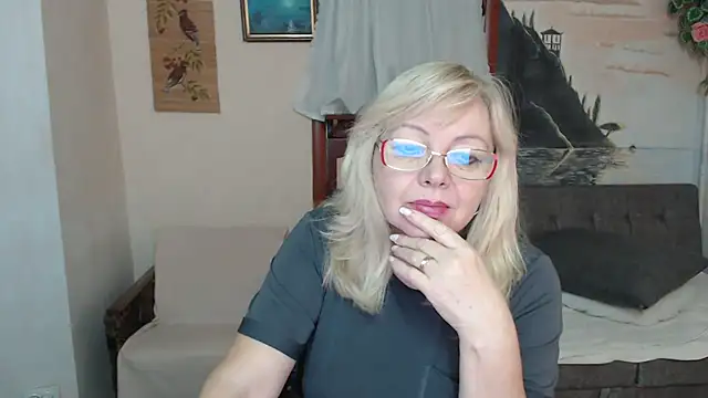 Snapshot of EvelynLoveShy chatting on 11/14/25, 08:40 EvelynLoveShy online show from 11/14/25, 08:40