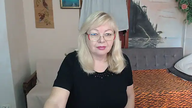 Snapshot of EvelynLoveShy chatting on 11/16/25, 11:16 EvelynLoveShy online show from 11/16/25, 11:16