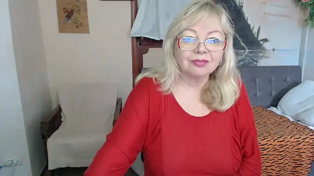 Snapshot of EvelynLoveShy chatting on 11/17/25, 11:27 EvelynLoveShy online show from 11/17/25, 11:27